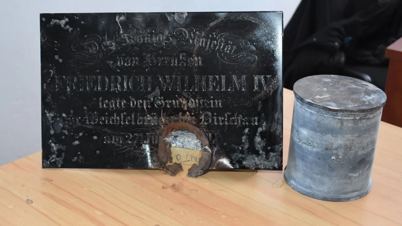 Sensacyjne odkrycie przy rozbiórce Mostu Tczewskiego. Tę kapsułę zakopał sam król Prus!