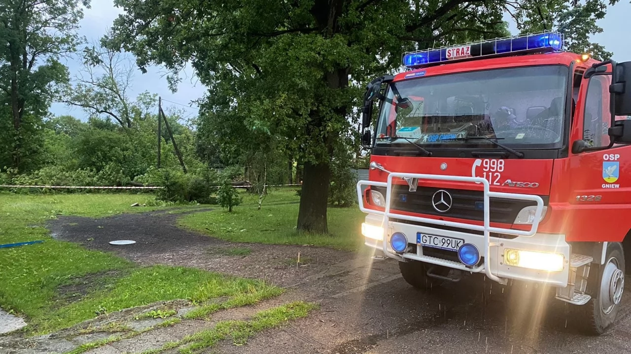 Silna burza nad Tczewem i okolicą. Połamane drzewa, zerwane linie