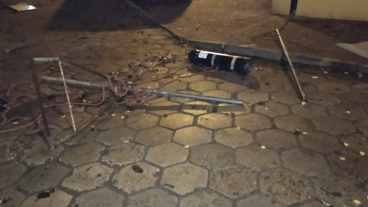 Silny wiatr i niezabezpieczone elementy na dachu