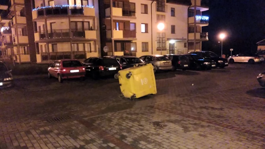 Silny wiatr przewracał nawet śmietniki