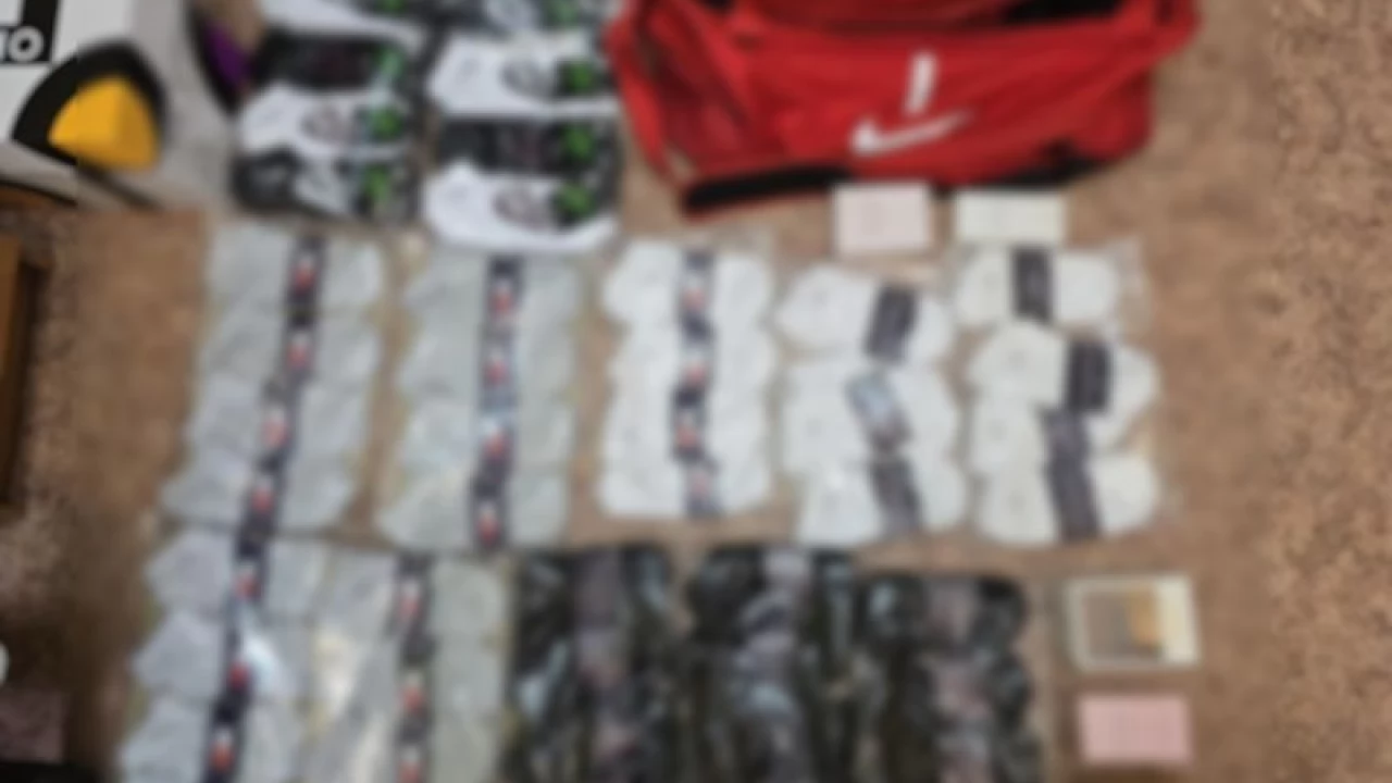 Skarpetkowy biznes nie wypalił. 48-latek zatrzymany z podróbkami w bagażniku