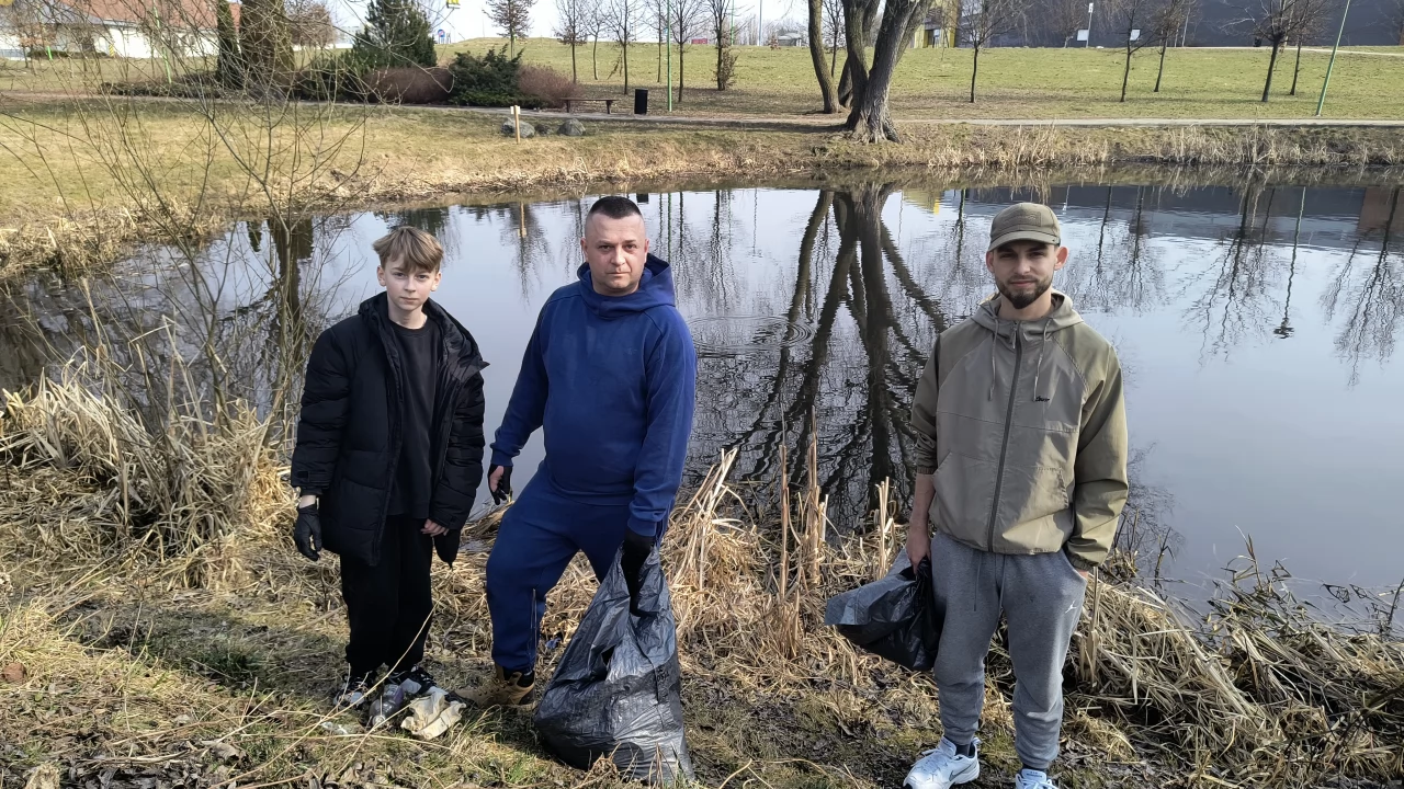 Skrzyknęli się i sprzątnęli okolice stawku. Przyducha zabiła ryby