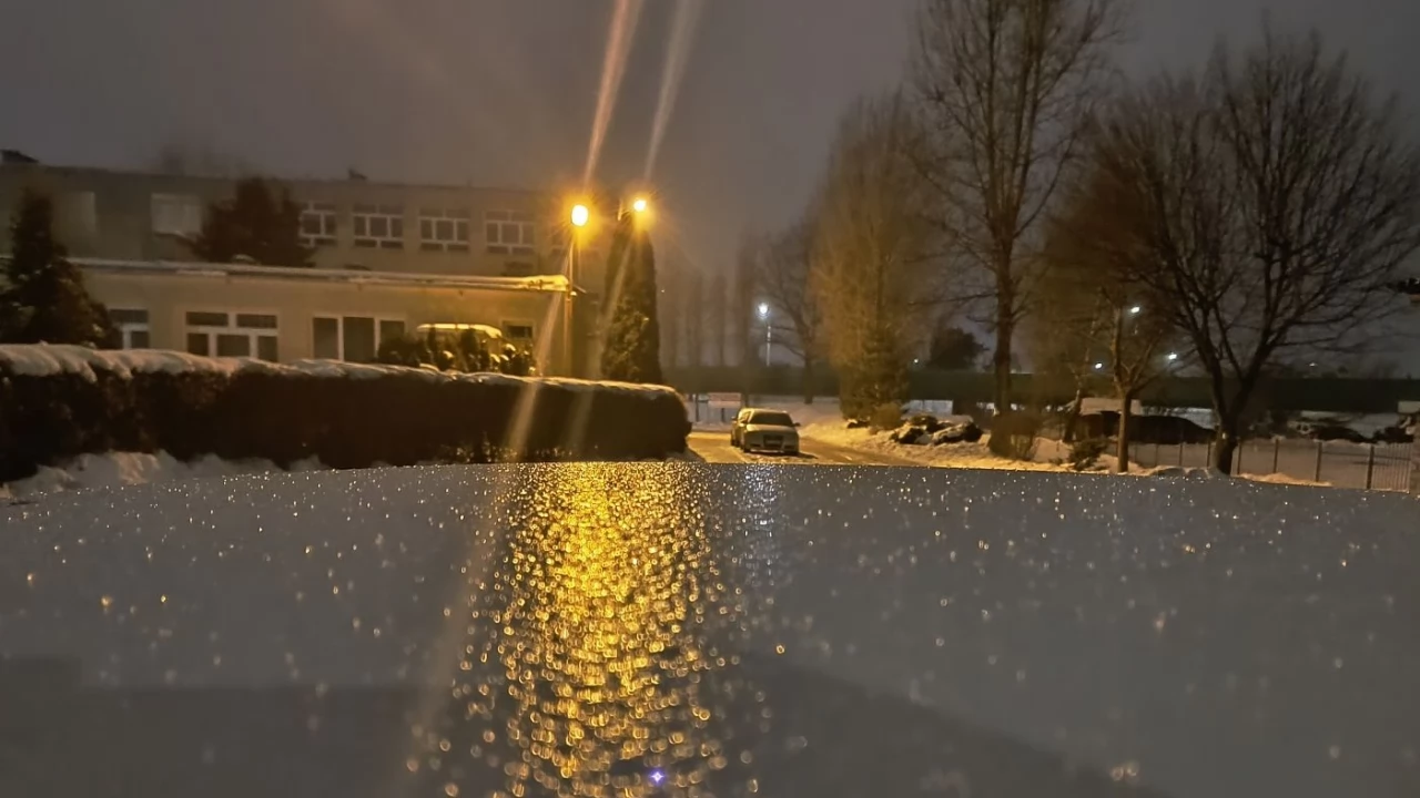 Ślisko na drogach! Autobus wpadł do rowu