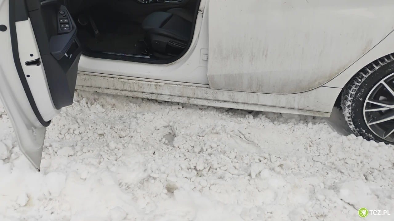 Służby w akcji. Auto zawisło na śniegu, torując przejazd