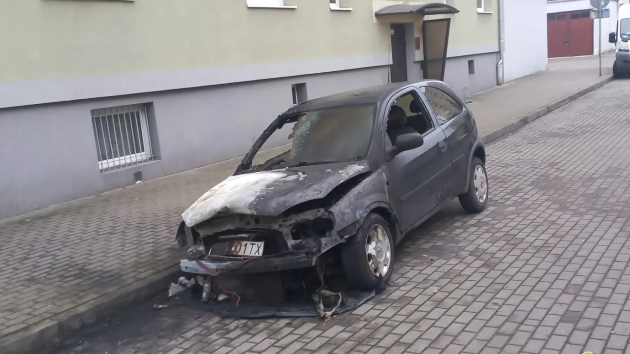 Spalone auto na Saperskiej