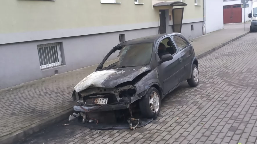 Spalone auto na Saperskiej