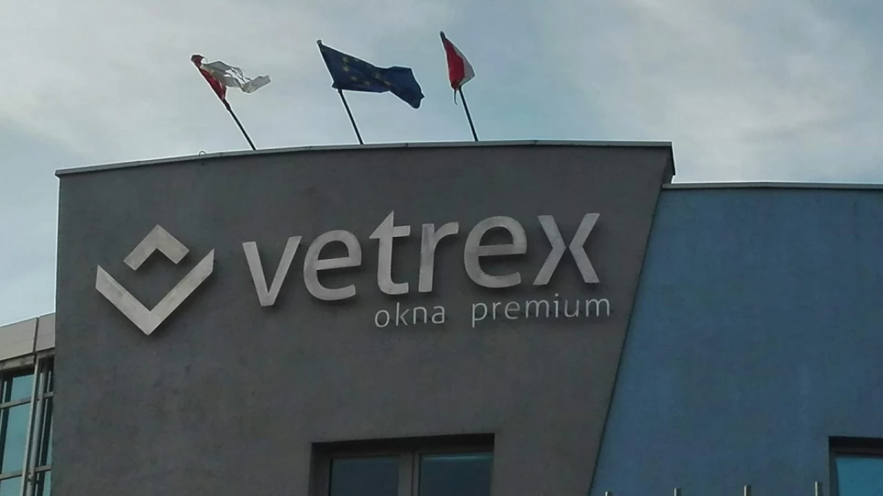 Sponiewierana flaga Polski