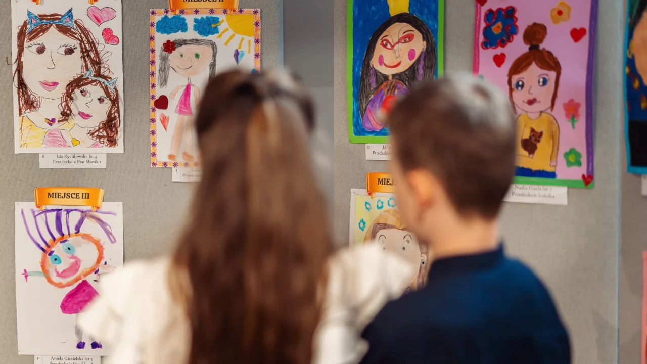 Sportretowali mamy - wzruszająca wystawa w MBP