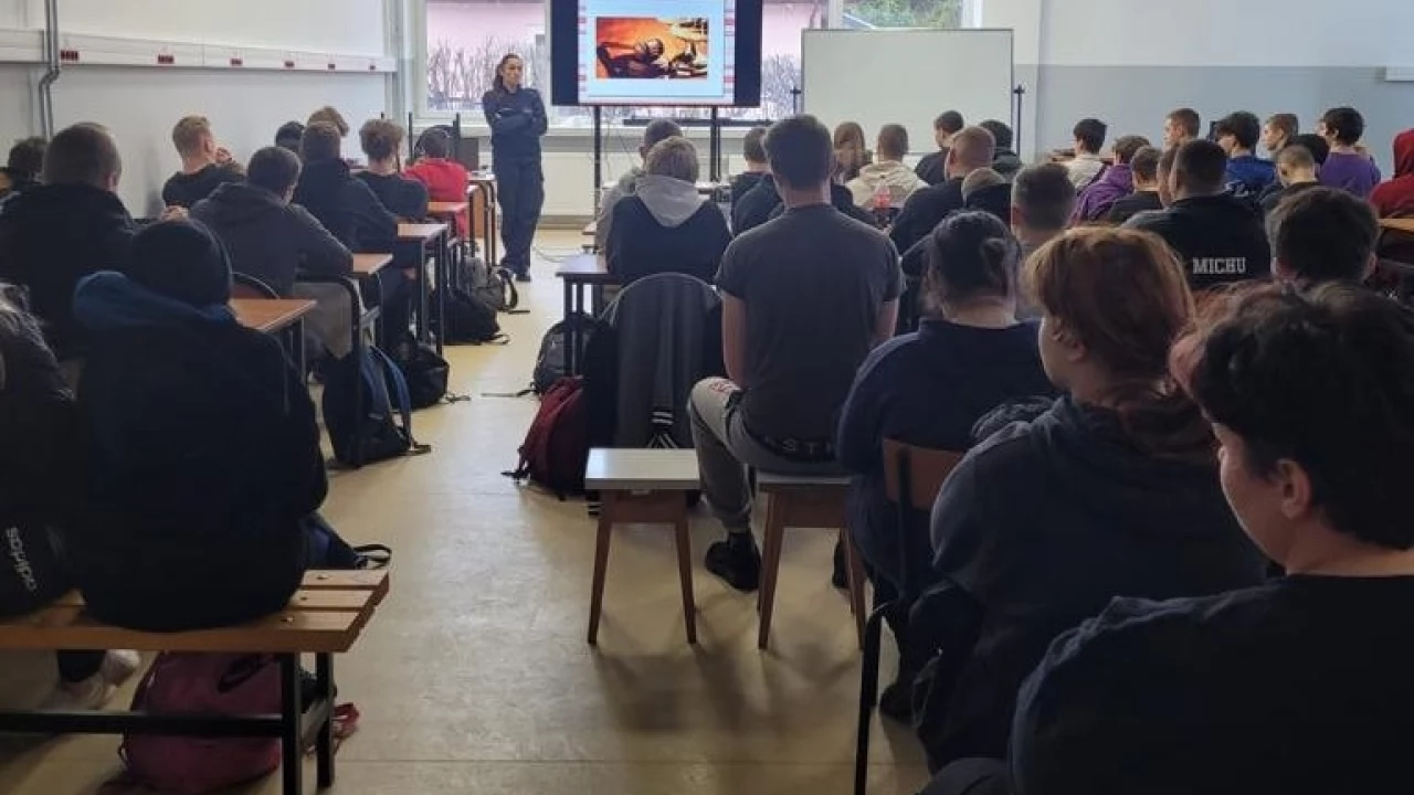 Spotkanie policjantki z młodzieżą