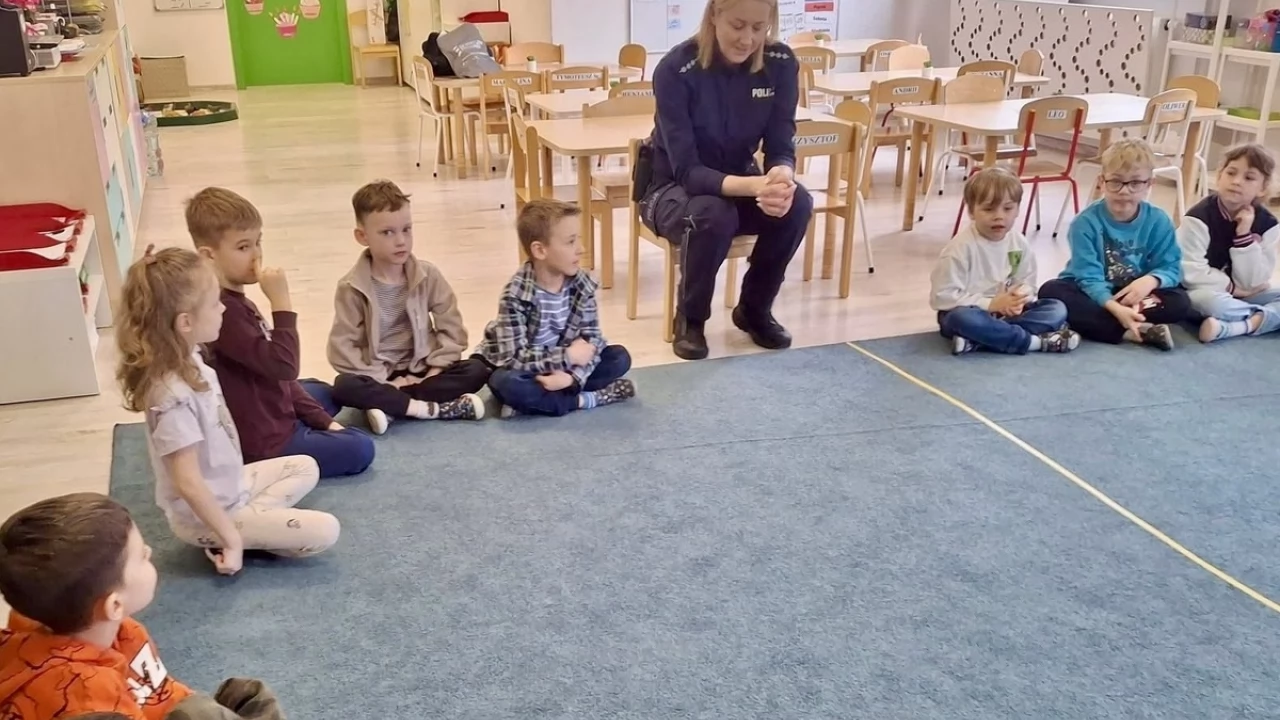 Spotkanie z dzielnicową w przedszkolu "Pan Słonik". Maluchy poznawały zasady bezpieczeństwa