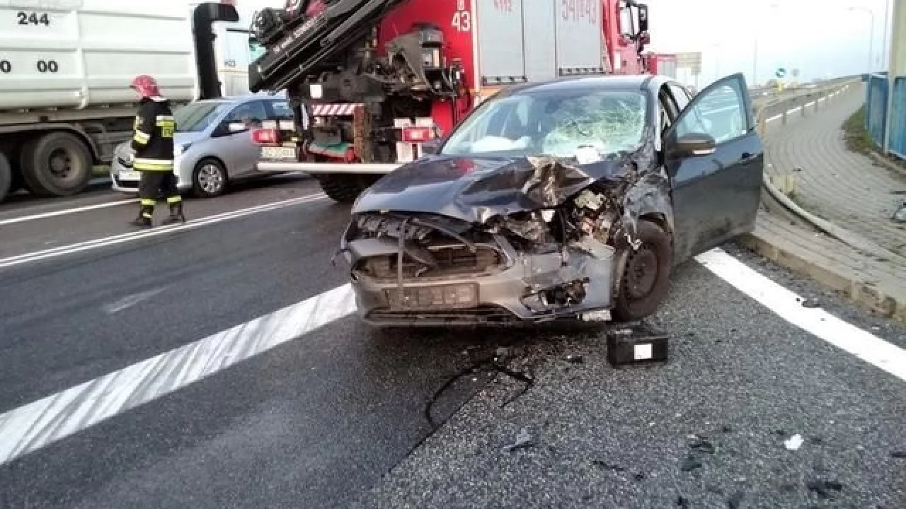 Stanisławie. Zderzenie osobówki i śmieciarki