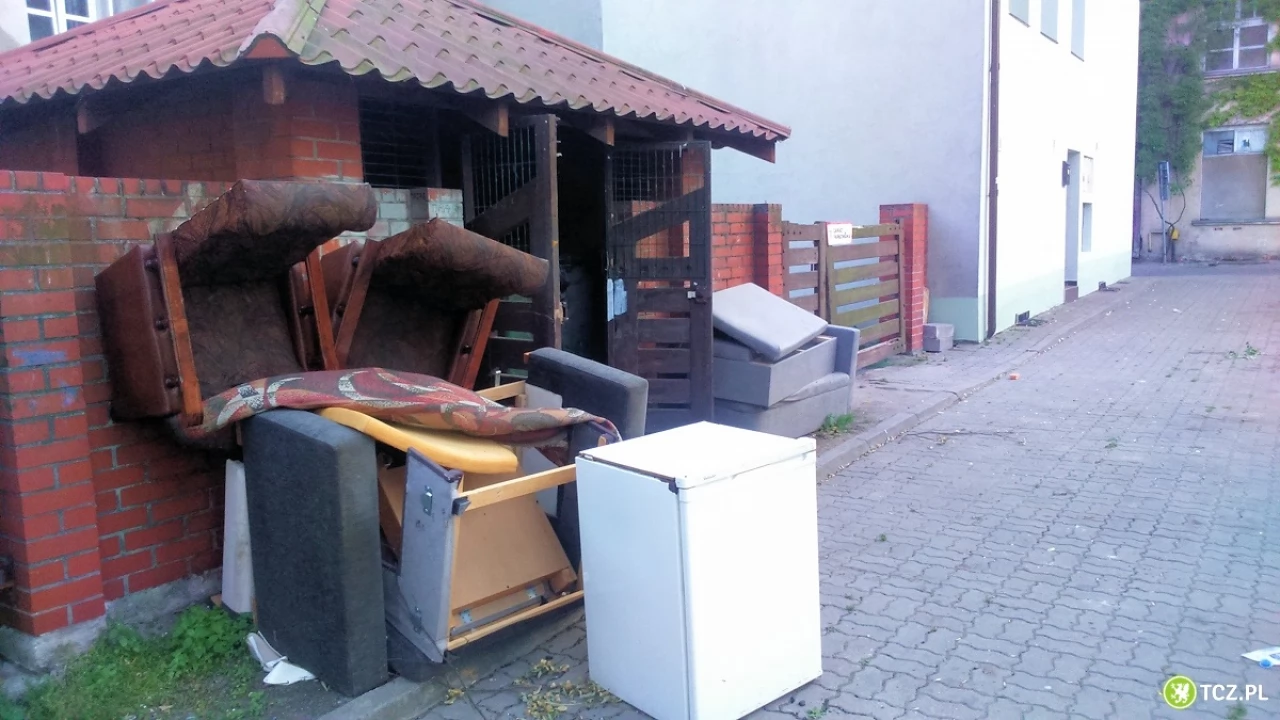 Stare meble pod śmietnikiem