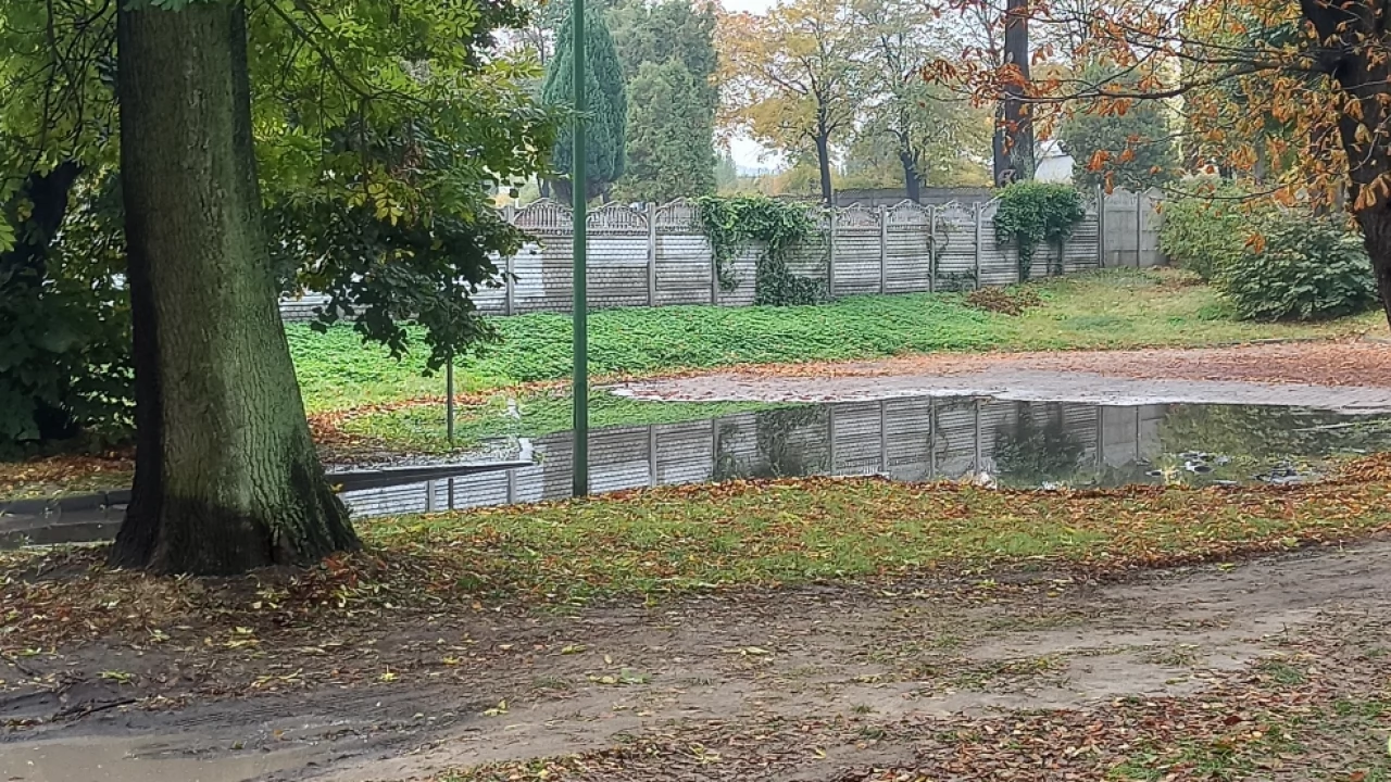 Staw przy cmentarzu po każdej większej ulewie