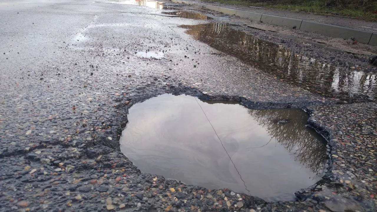 Stopniał śnieg, odkrył dziury