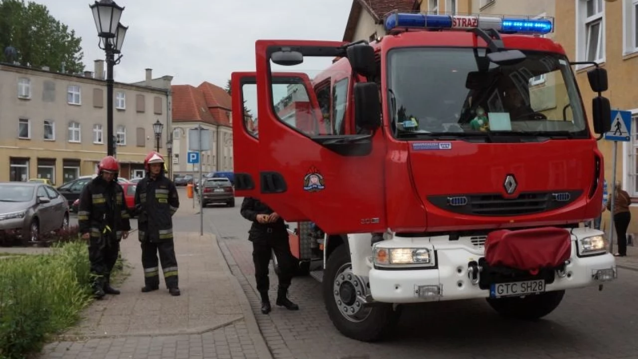 Strażacy gasili płonące auto
