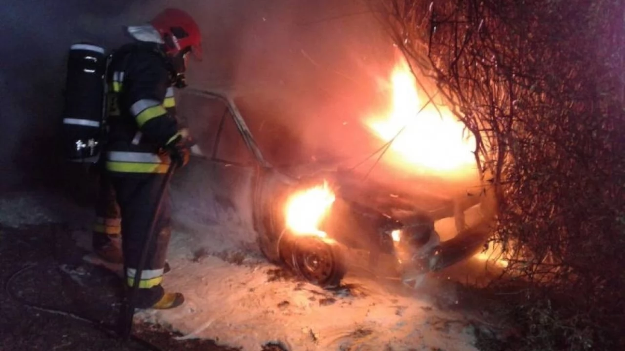 Strażacy gasili płonące auto