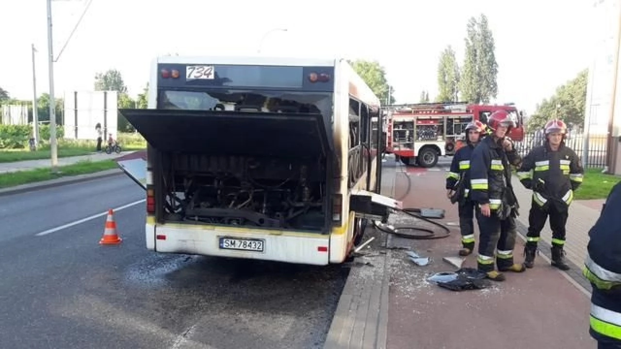 Strażacy gasili pożar autobusu. Na szczęście pojazd jechał bez pasażerów