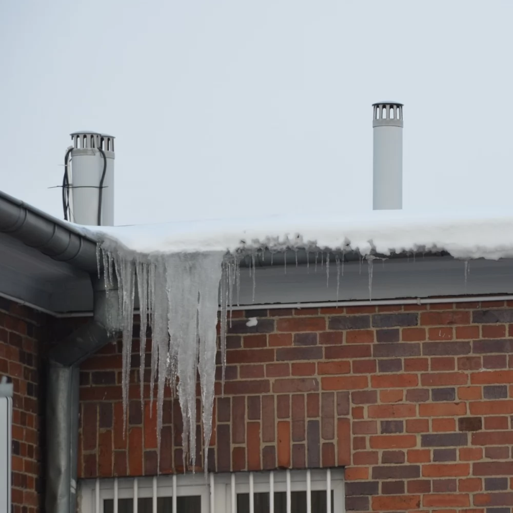 Strażacy przypominają: właściciel odpowiada także za odśnieżenie dachu