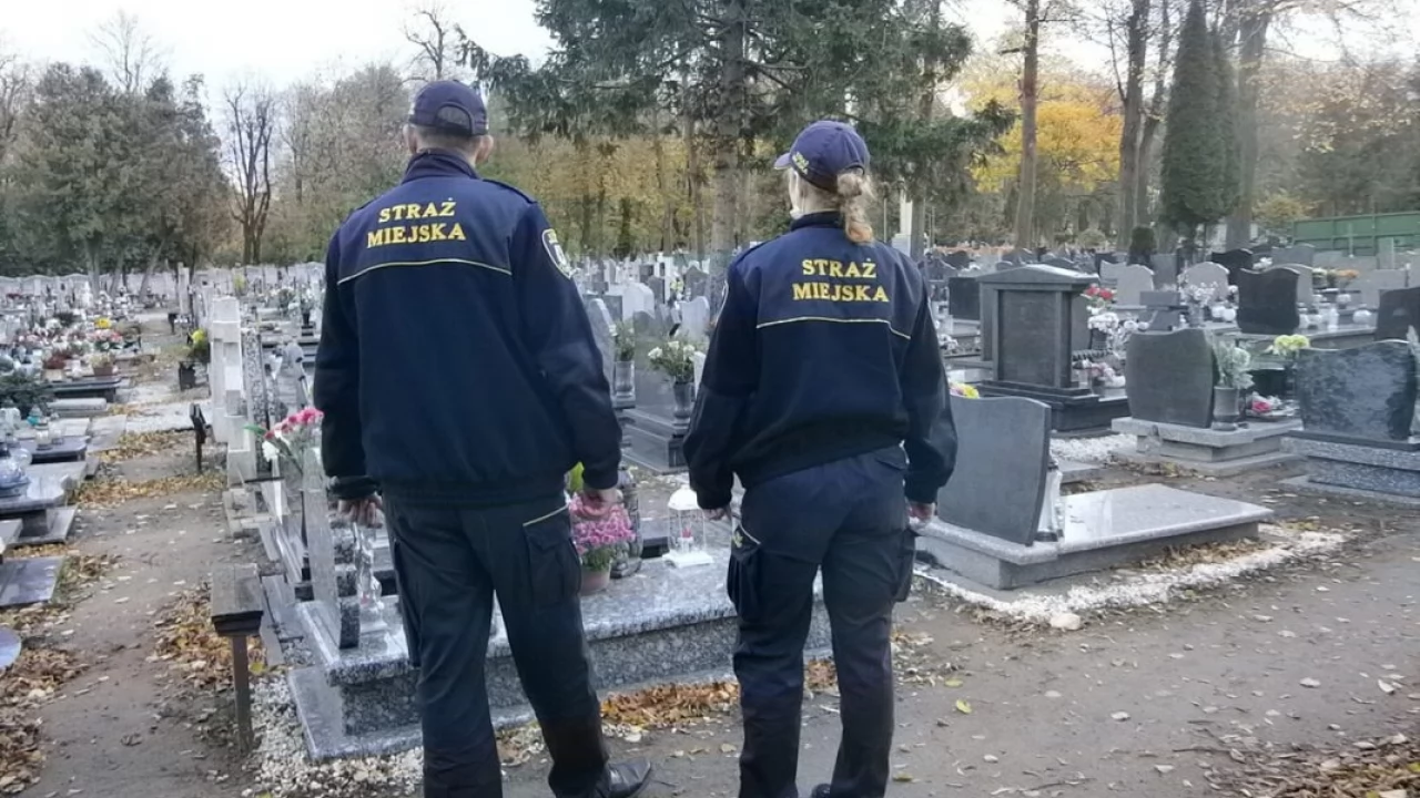 Strażnicy kontrolują tczewskie nekropolie