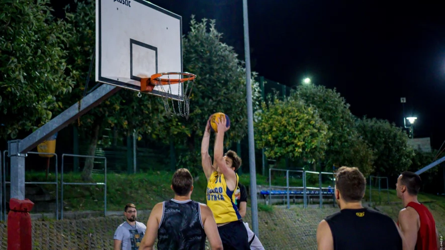 Streetball nocą