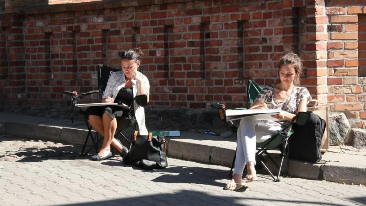 Studenci z Bydgoszczy malują Gniew