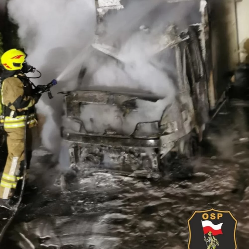 Swarożyn. W nocy spłonęło dostawcze auto