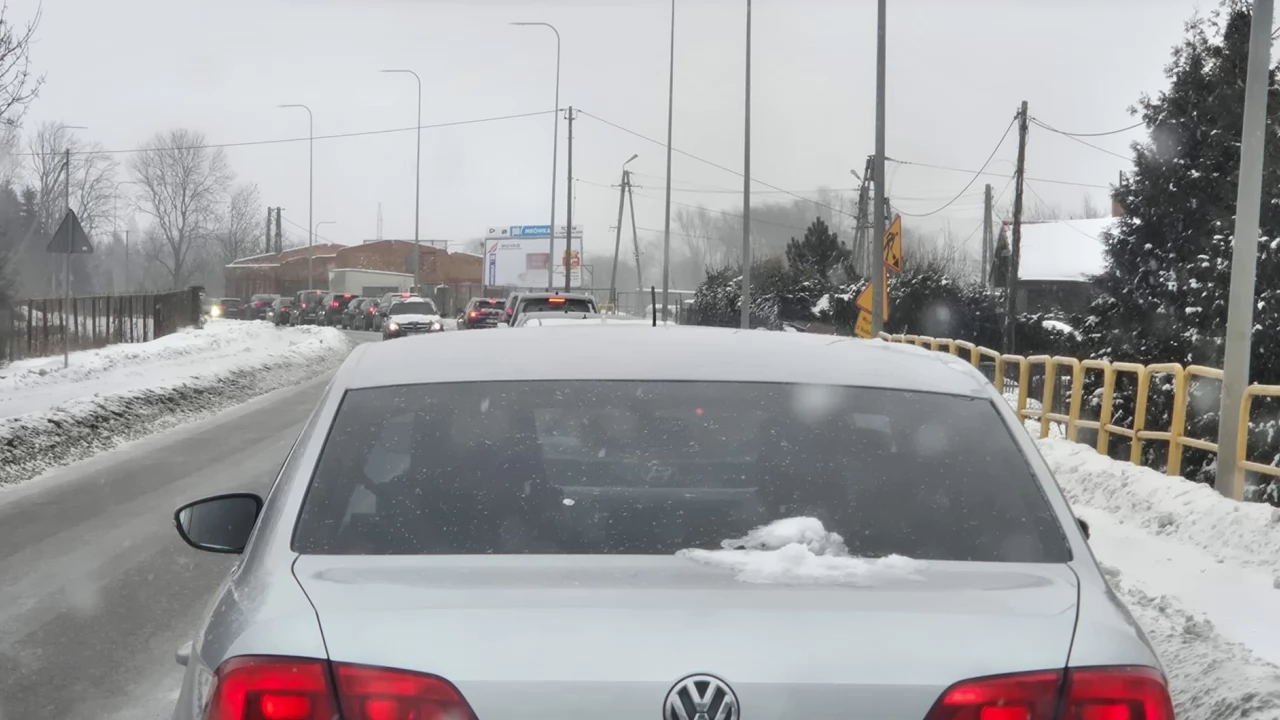 Sygnalizacja i poranne utrudnienia przy wjeździe do miasta