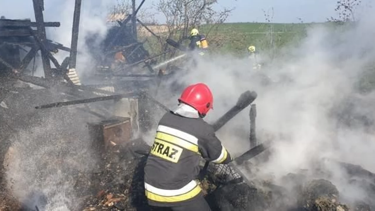 Sześć zastępów straży gasiło pożar w Czarlinie