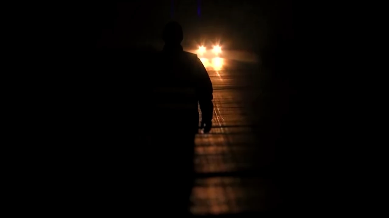Szli poboczem bez żadnych odblasków. Pomogli im policjanci
