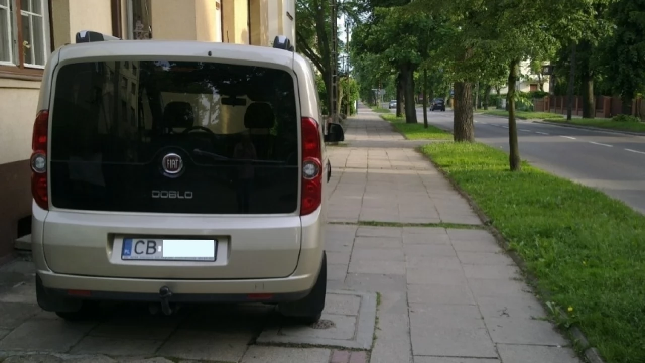 Sztuka parkowania na chodniku