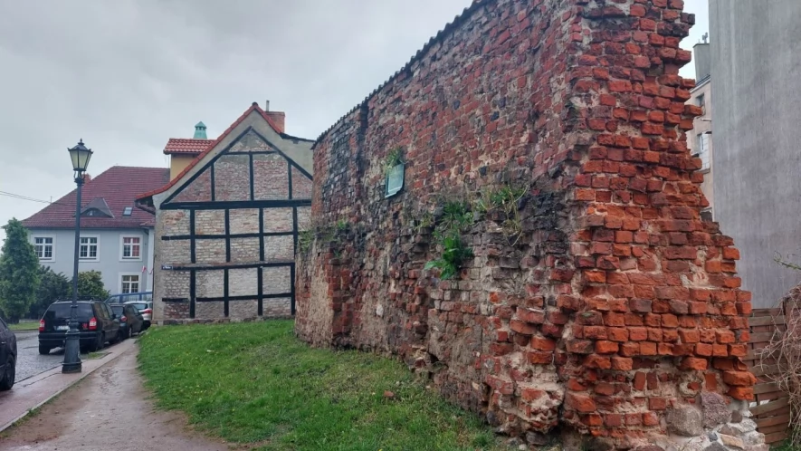 Szukają wykonawcy na konserwację murów