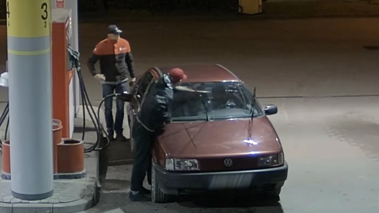 Tak próbowali okraść stację benzynową. Teraz szuka ich policja [WIDEO]