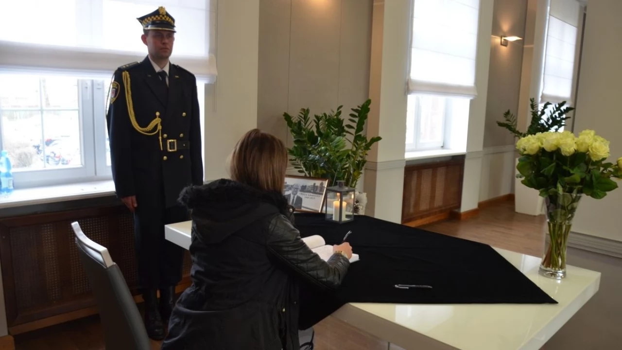 Tczew żegna prezydenta Adamowicza - księga kondolencyjna, spotkanie przed ratuszem