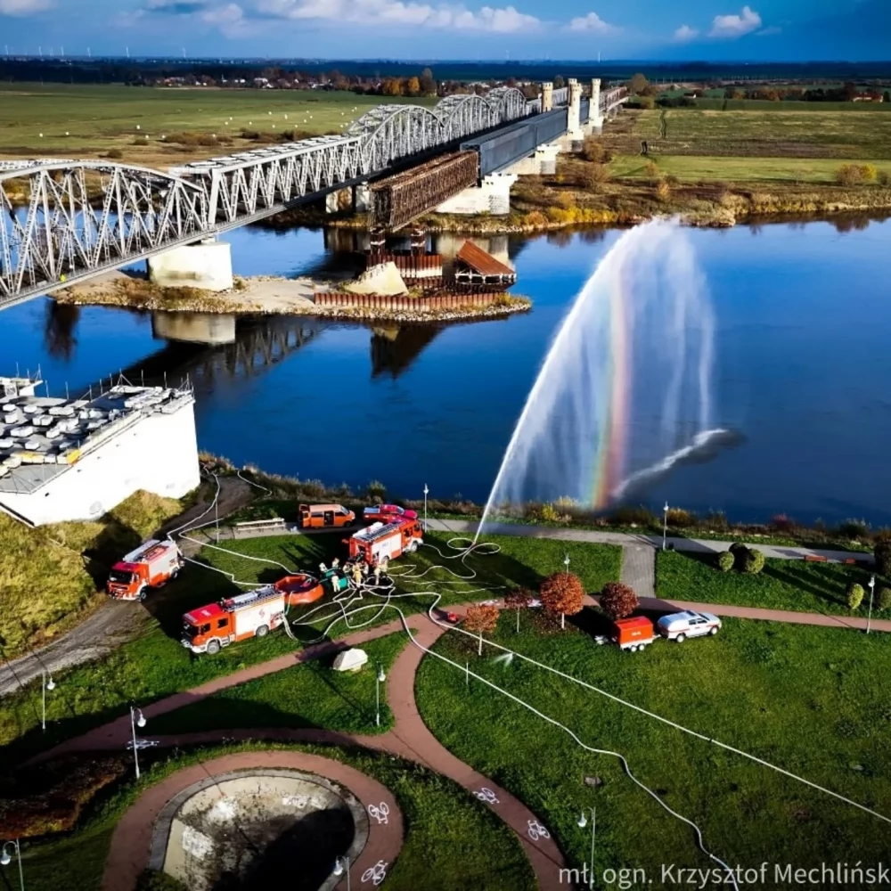 Tczewscy strażacy zbudowali wodny most