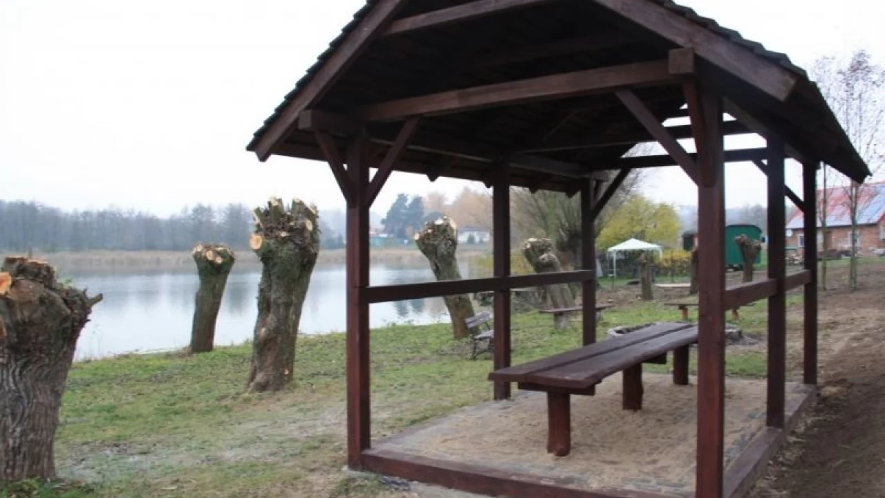 Teren nad jeziorem w Półwsi zagospodarowany