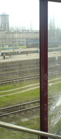 Stłuczona szyba na dworcu (zdjęcie poglądowe)