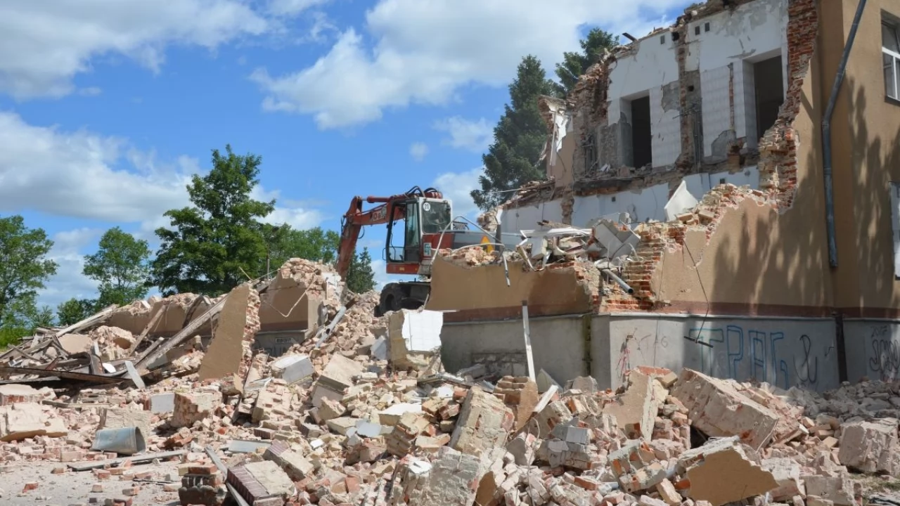 Trwa rozbiórka dawnego koszarowca