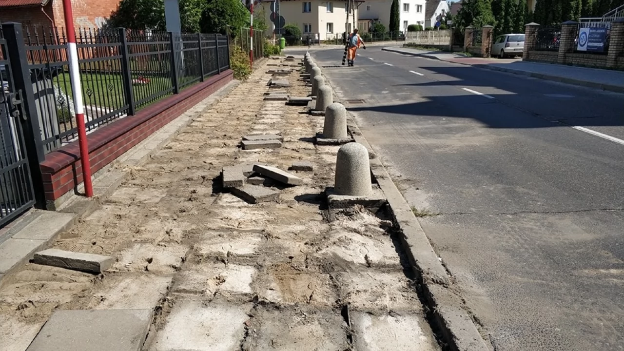 Trwa wymiana chodnika na Żwirki