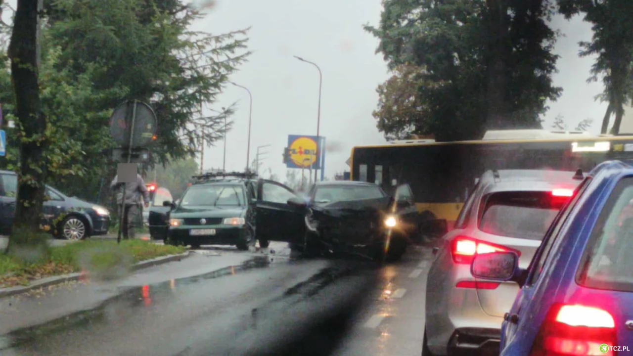 Trzy auta zderzyły się na skrzyżowaniu Bema i Bałdowskiej