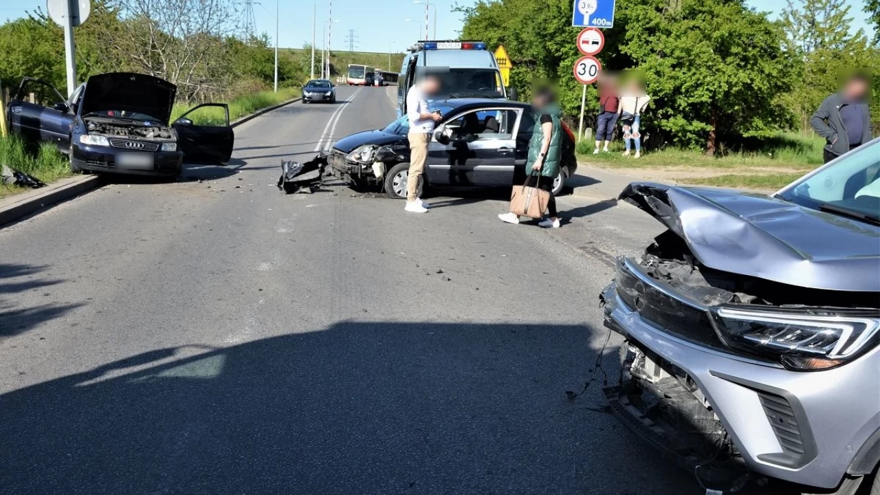 Trzy rozbite auta, trzy osoby w szpitalu