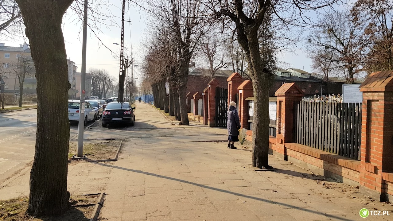 Uda się znaleźć więcej miejsc parkingowych przy "cmentarzu nowym"?