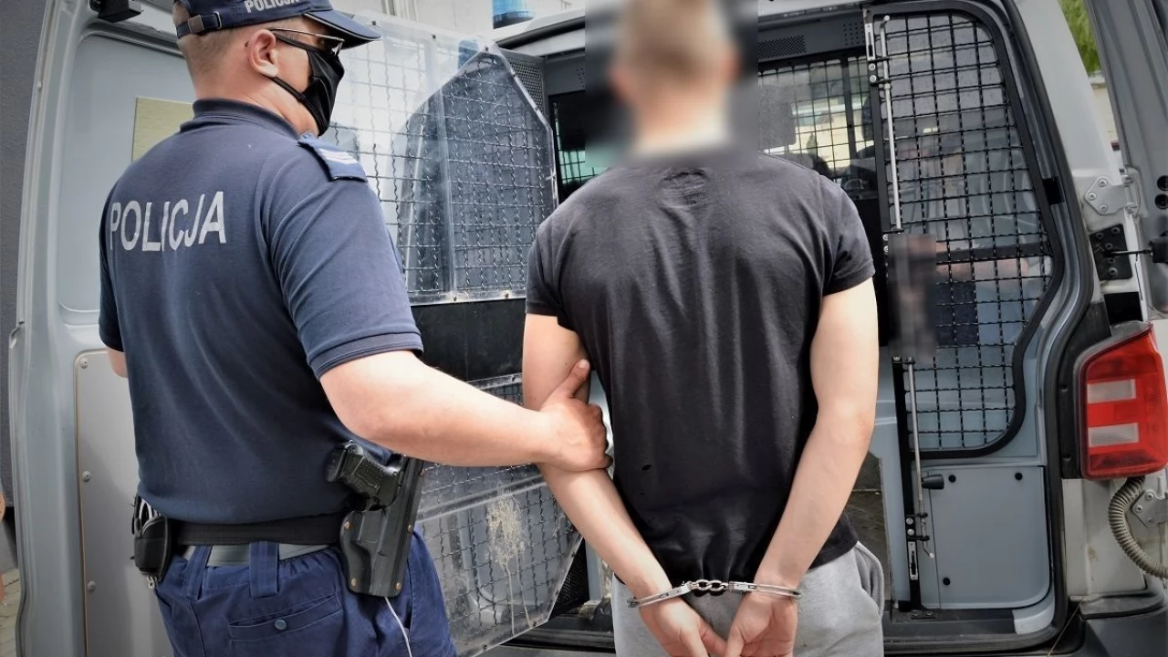 Ukradł batonik za niecałe 2 zł i zaatakował ochronę. 18-latkowi grozi nawet 10 lat więzienia