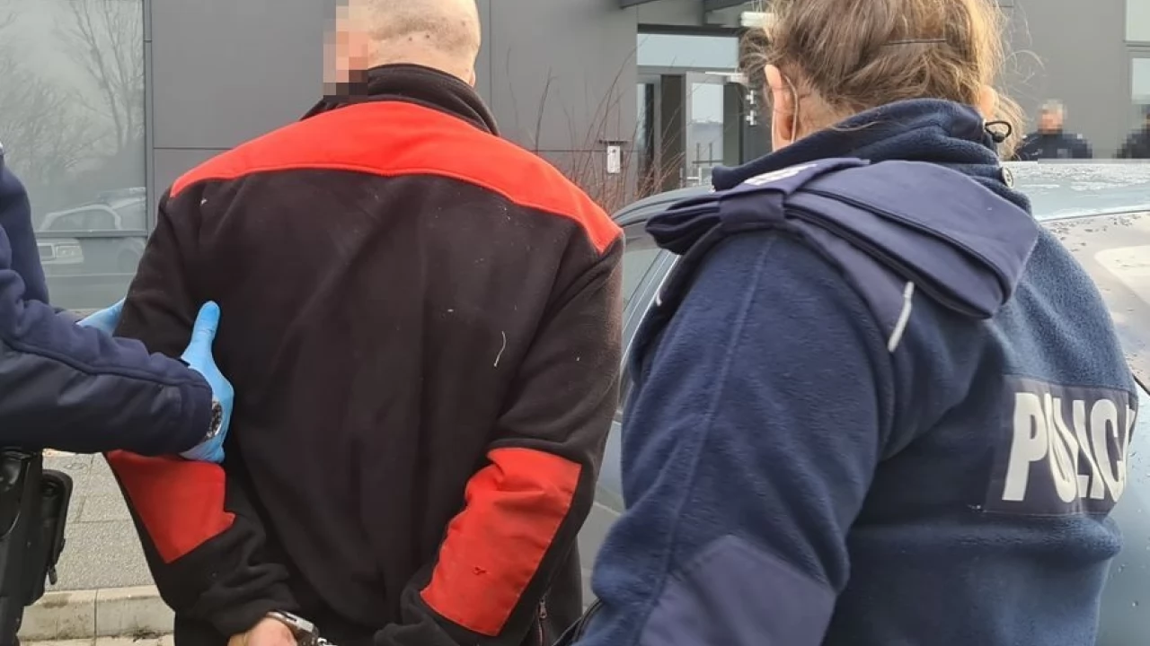Ukradł kanapę, bo chciał obszyć zagłówki w samochodzie