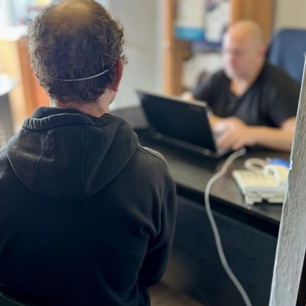 Ukradł torebkę w pociągu i próbował zapłacić cudzą kartą. Długo nie cieszył się łupem!