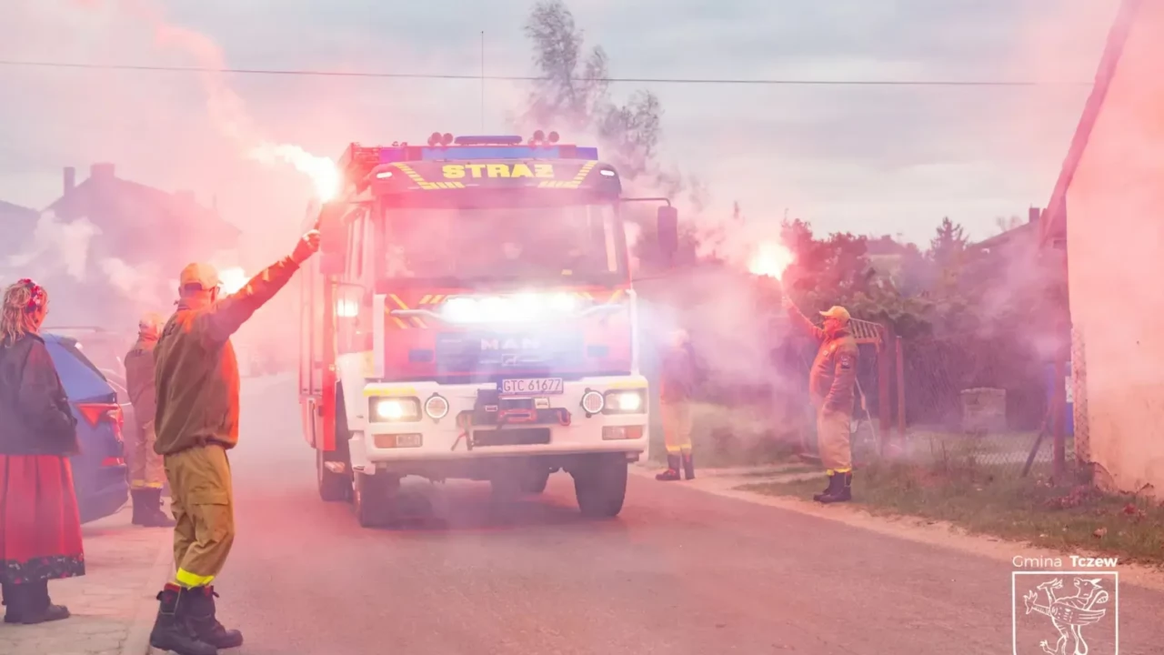 Uroczyste powitanie nowego samochodu w OSP Dąbrówka