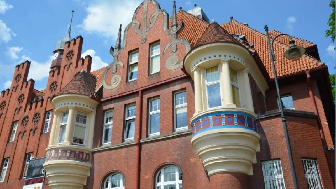 Urząd dopieszcza fasadę neogotyckiego budynku