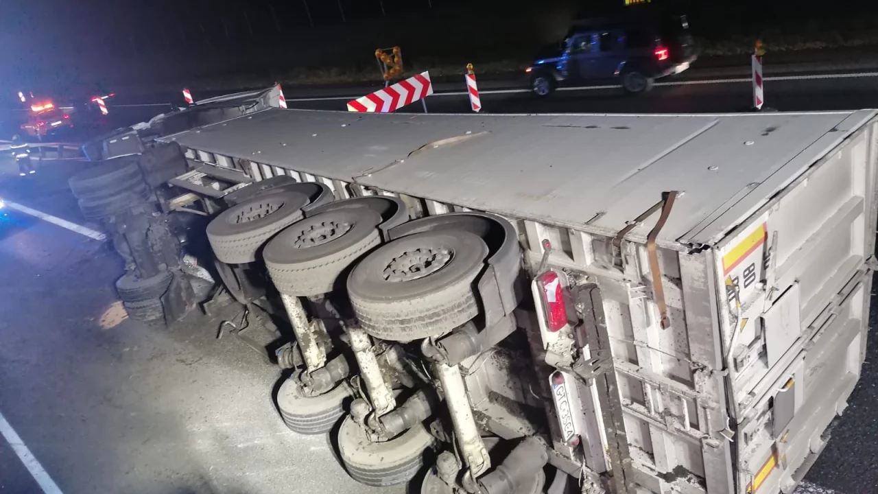 Utrudnienia na A1 - węgiel leży na jezdni. Przewróciła się ciężarówka