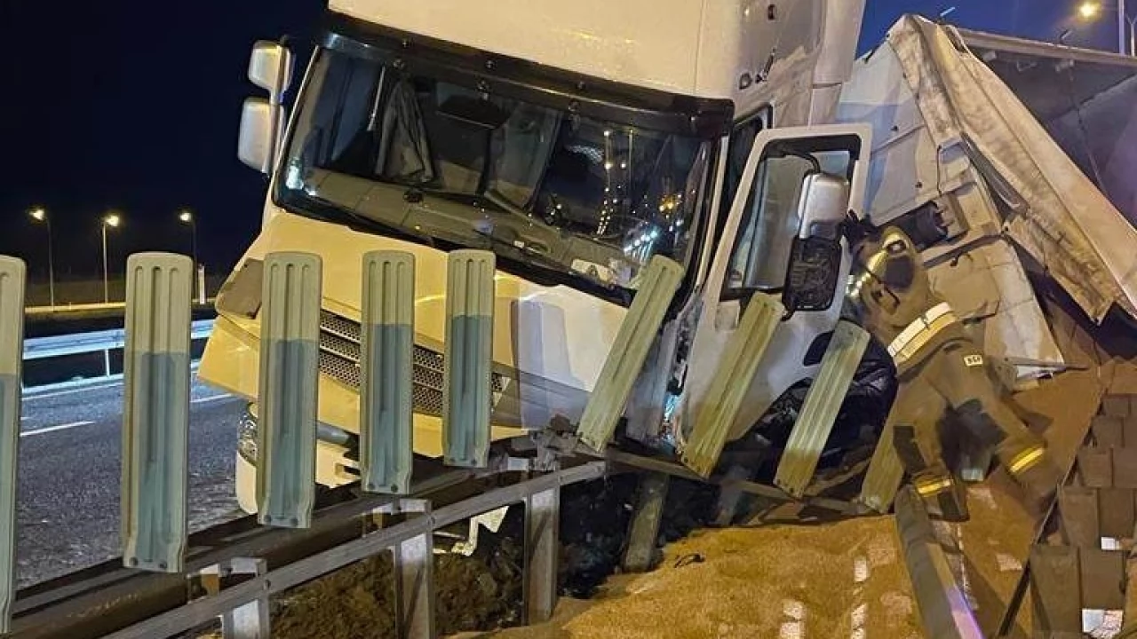 Utrudnienia na A1 - zboże leży na jezdni. Przewróciła się ciężarówka