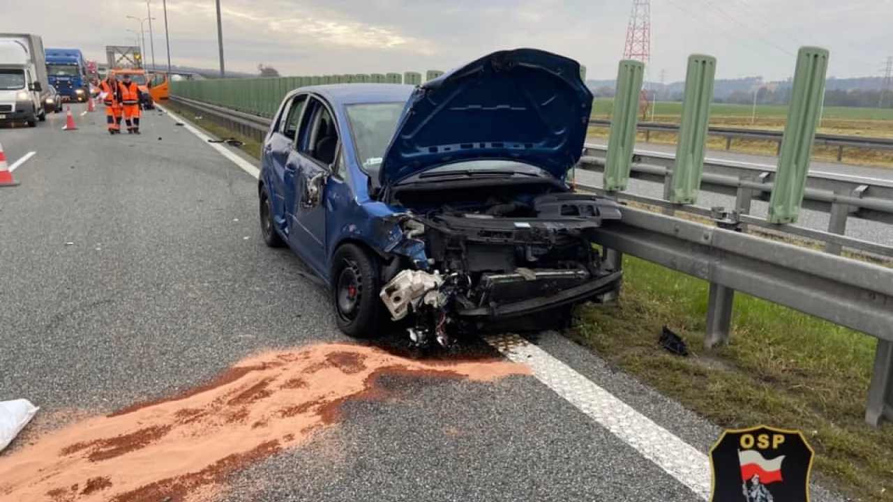 Utrudnienia na A1. Zderzenie osobówki i ciężarowego auta