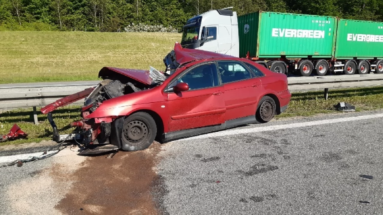 Utrudnienia na A1. Zderzyły się osobówka i ciężarowe auto